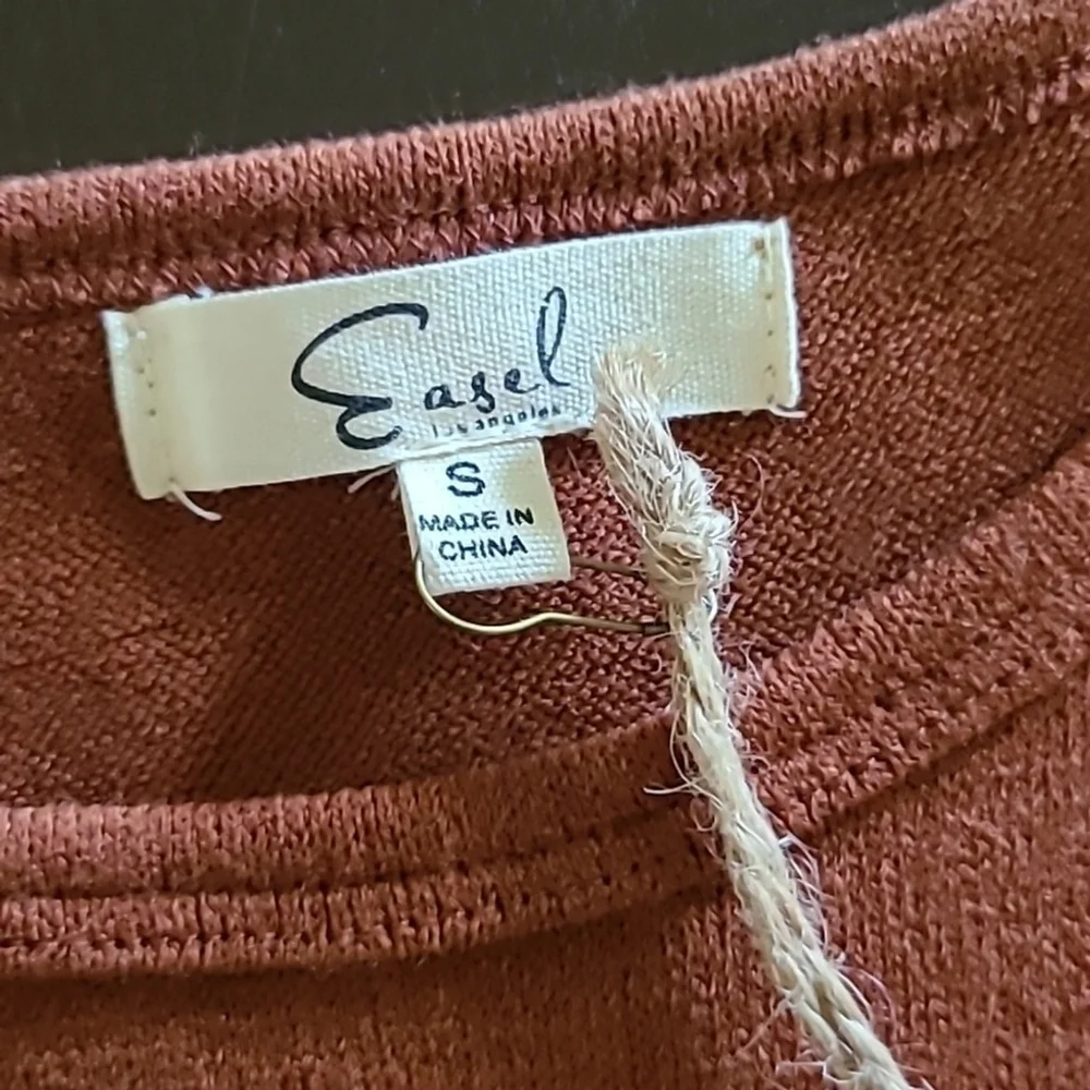 Easel for Angels from Los Angeles sz. S. Rust with Crochet sleeves. (#1302) - Picture 8 of 11